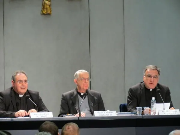 Monsignor Gil Tamayo durante un briefing con Padre Federico Lombardi durante la sede vacante 2013 |  | David Uebbing CNA