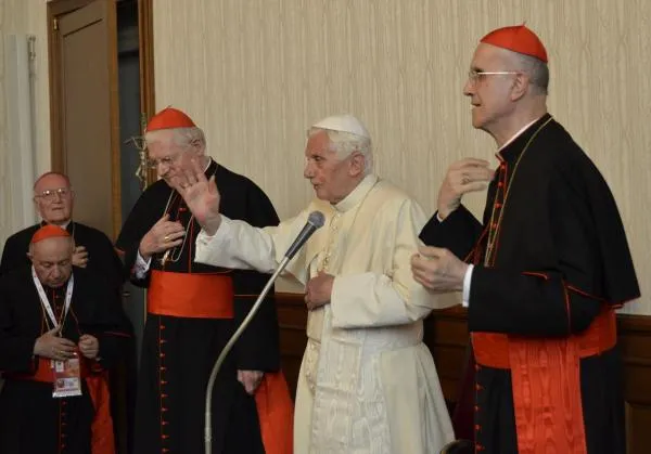 Il Cardinale Tarcisio Bertone accompagna Benedetto XVI in visita a Milano |  |  World Meeting of Families 2012/CNA