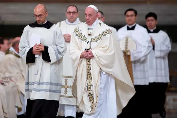Papa Francesco durante una celebrazione pre-covid |  | Daniel Ibanez CNA