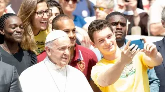Papa Francesco: "Se il mondo fosse governato dai giovani, non ci sarebbero tante guerre"