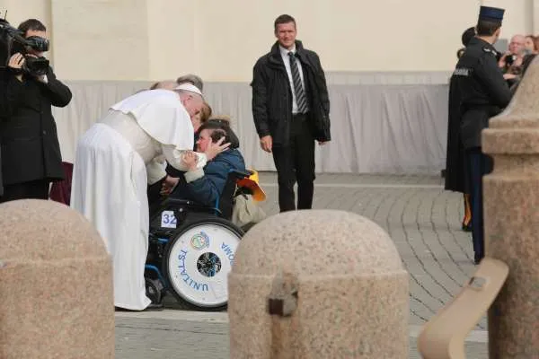 Papa Francesco saluta un malato in Piazza San Pietro  |  | Archivio CNA