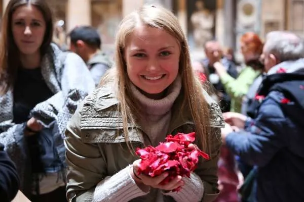 Una giovane donna con i petali delle rose della Pentecoste  |  | Daniel Ibanez/ CNA
