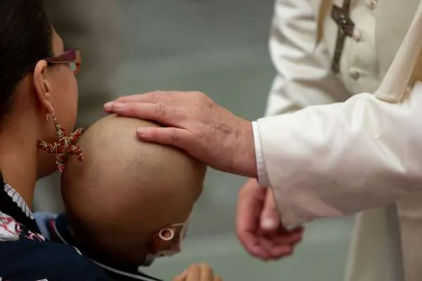 Il Papa benedice un bambino malato durante un'udienza generale  |  | Daniel Ibanez CNA