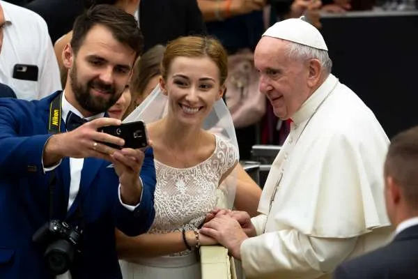 Il Papa ed una coppia di sposi  |  | Daniel Ibanez CNA