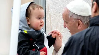 Tutela dei minori, Papa Francesco firma un nuovo motu proprio 