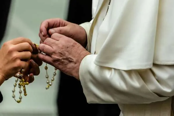Il Papa benedice rosari |  | Daniel Ibanez / ACI group