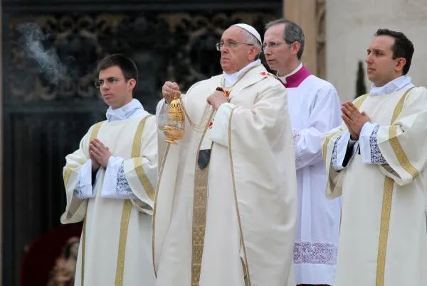 Papa Francesco incensa le reliquie dei Santi Giovanni XXIII e Giovanni Paolo II, 27.4.2014 |  | Lauren Cater - CNA