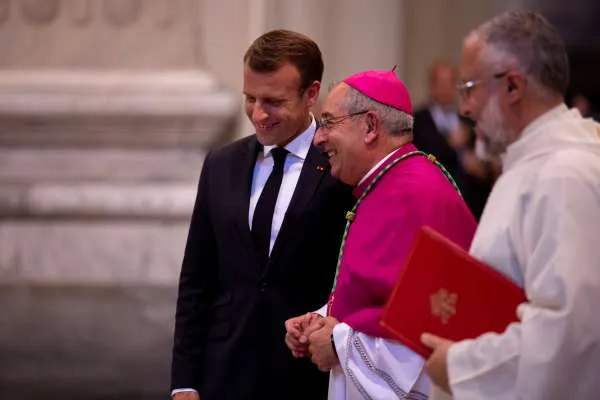 Il Cardinale Angelo De Donatis con il presidente francese Macron |  | Daniel Ibanez CNA