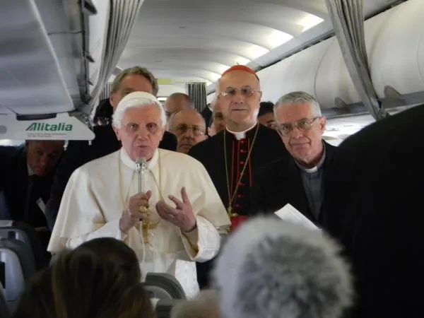 Benedetto XVI a bordo del volo papale |  | Alan Holdren CNA