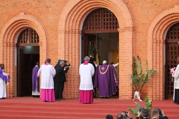 Il Papa apre la Porta Santa a Bangui |  | Martha Calderon/CNA