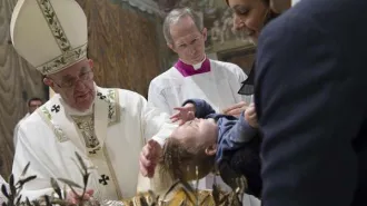 Il Papa battezza in Sistina. Ai genitori: “Trasmettete la fede con il dialetto dell’amore”