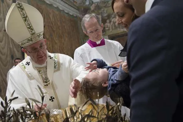 Papa Francesco battezza un bambino nella Cappella Sistina |  | Vatican Media 
