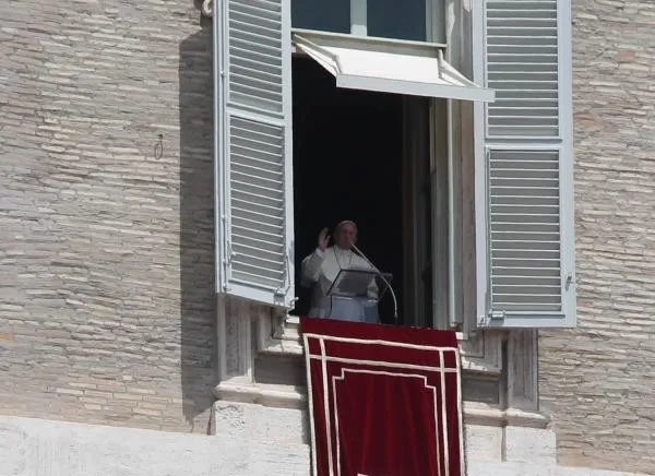 Papa Francesco all'Angelus | Papa Francesco si affaccia dalla finestra dell'Appartamento del Palazzo Apostolico per la recita dell'Angelus | Lauren Cater / CNA