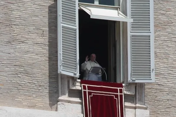 Papa Francesco si affaccia dalla finestra dell'Appartamento del Palazzo Apostolico per la recita dell'Angelus / Lauren Cater / CNA
