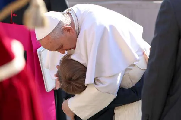 Il Papa con un bambino  | Il Papa con un bambino  | Daniel Ibáñez/ CNA