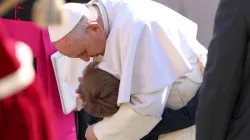 Il Papa con un bambino  / Daniel Ibáñez/ CNA