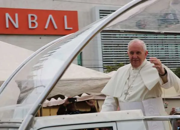 Papa Francesco sulla Papamobile | Papa Francesco sulla Papamobile durante un viaggio papale | Alan Holdren / CNA 