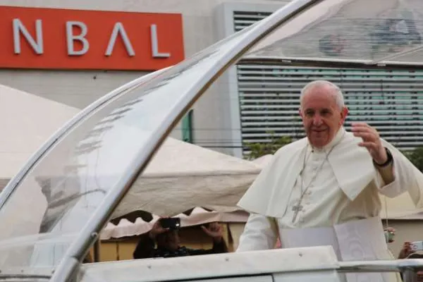 Papa Francesco sulla Papamobile durante un viaggio papale / Alan Holdren / CNA 