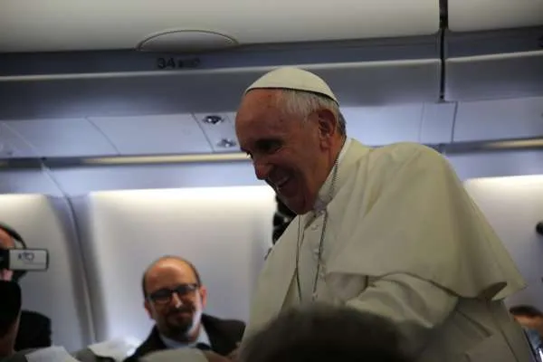 Francesco a bordo del volo papale |  | Alan Holdren/CNA 