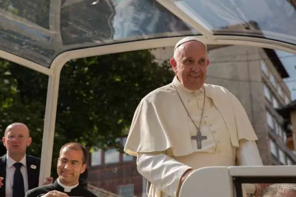 Papa Francesco durante il viaggio a Sarajevo | Andreas Dueren / CNA 