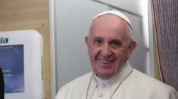 Papa Francesco durante un volo papale / Alan Holdren / CNA 