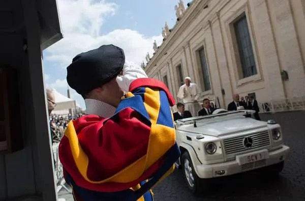 Il Papa e le Guardie Svizzere |  | Vatican Media / ACI group