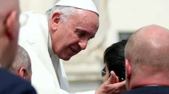 Il Papa: "La misericordia si trasmette con le opere"