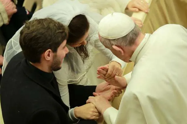 Papa Francesco con una coppia di sposi  |  | Daniel Ibanez/ EWTN