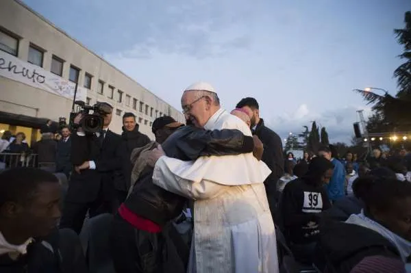 Papa Francesco abbraccia un rifugiato al CARA, Giovedì Santo |  | L'Osservatore Romano foto