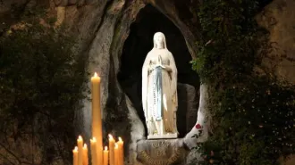 Al posto delle statue profanate dall’IS c’è la Vergine di Lourdes