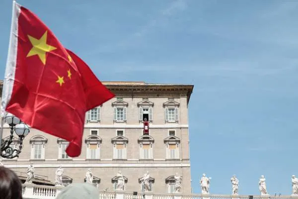Bandiera cinese durante un Angelus |  | Alexey Gotovsky, ACI Group