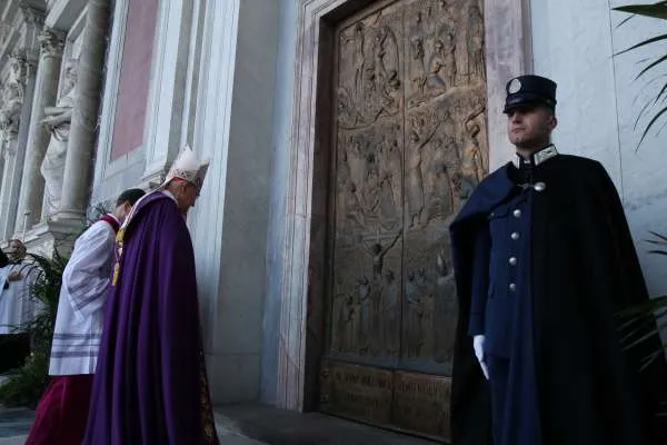 Il Cardinale Harvey apre la Porta Santa di San Paolo fuori le Mura |  | Daniel Ibanez/CNA