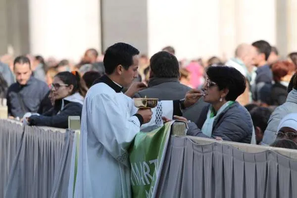Un sacerdote distribuisce la Comunione |  | Martha Calderon/CNA