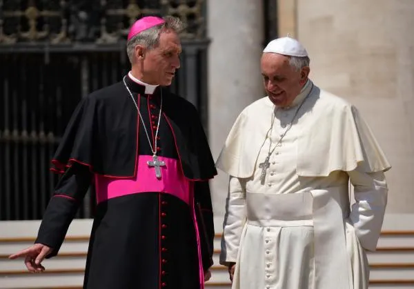 L'Arcivescovo Georg Gaenswein con Papa Francesco |  | Daniel Ibanez CNA