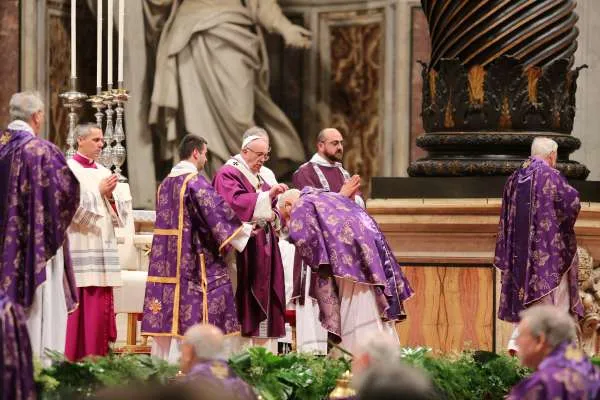 Il Papa impone le Ceneri nella Basilica Vaticana |  | Daniel Ibanez CNA