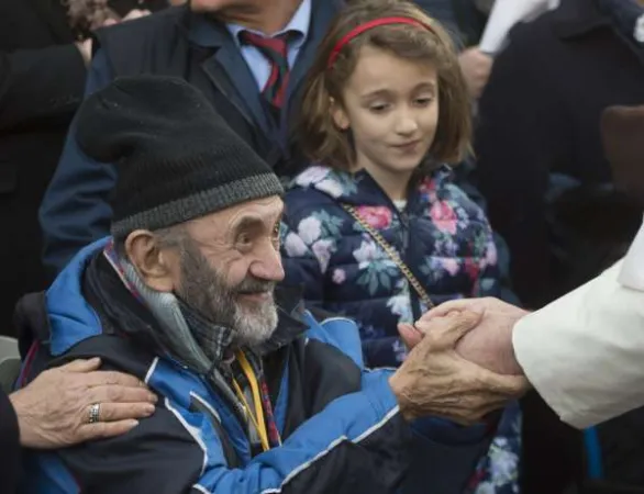 Papa Francesco e un senzatetto | Papa Francesco saluta un senzatetto, Piazza di Spagna, 8 dicembre 2016 | L'Osservatore Romano / ACI Group