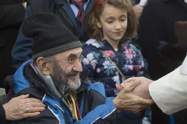Papa Francesco saluta un senzatetto, Piazza di Spagna, 8 dicembre 2016 / L'Osservatore Romano / ACI Group