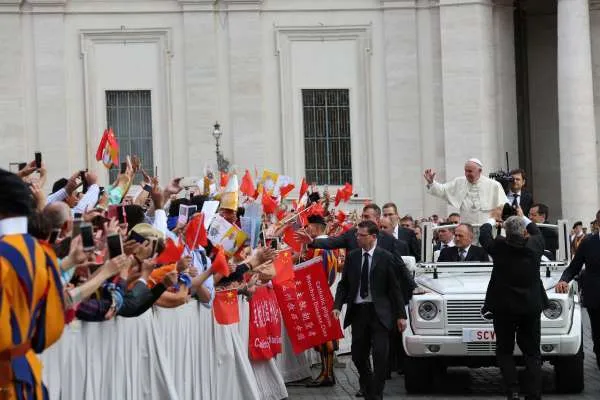 Papa Francesco in una udienza degli anni passati saluta un gruppo di cattolici cinesi | Daniel Ibanez / ACI Group