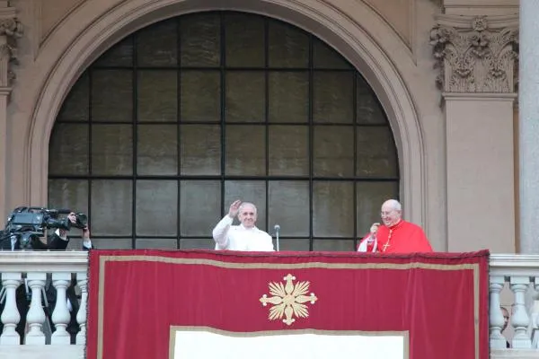 Il Papa ed il Cardinale Vallini alla Loggia centrale della Basilica Lateranense |  | Stephen Driscoll CNA