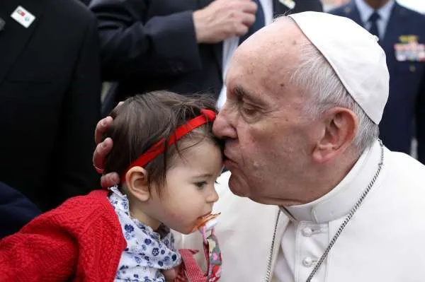 Papa Francesco | Papa Francesco con un bambino | LUSA Press Agency