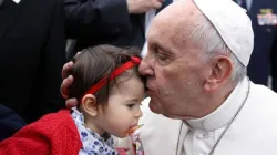 Papa Francesco con un bambino / LUSA Press Agency