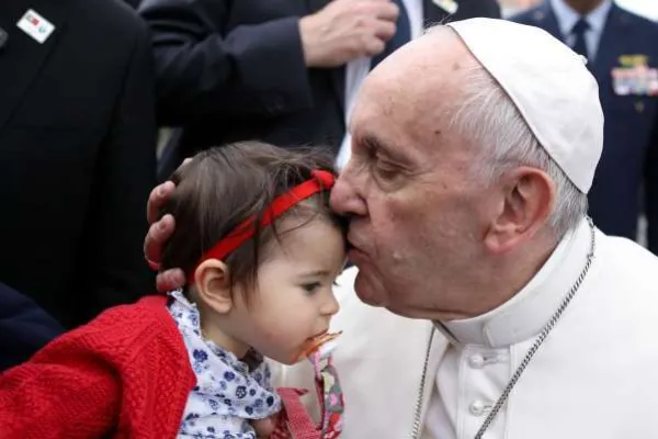 Papa Francesco con un bambino / LUSA Press Agency