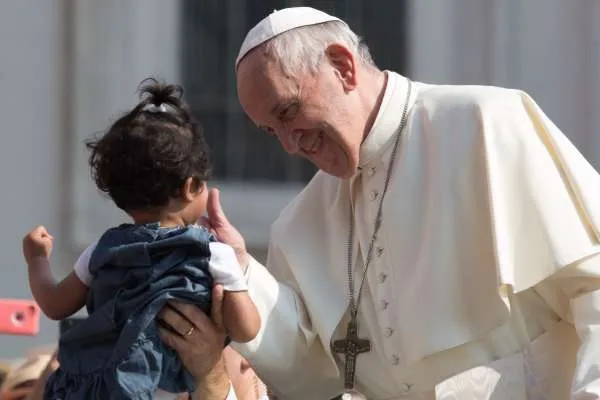 Papa Francesco con una bambina durante una udienza generale |  | Aci Group