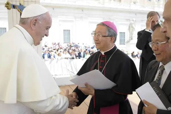 Papa Francesco con Mons. Kim Hee-jong |  | L'Osservatore Romano, ACI group