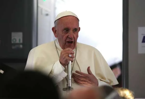 Il Papa durante una conferenza stampa in aereo |  | Alan Holdren CNA