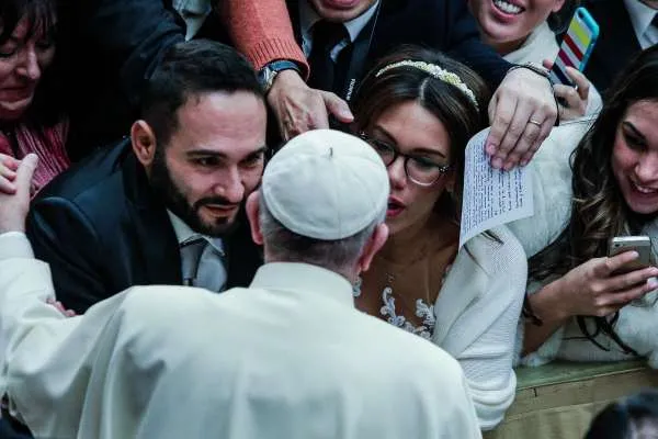 Il Papa con una coppia di giovani |  | Lucia Ballester CNA