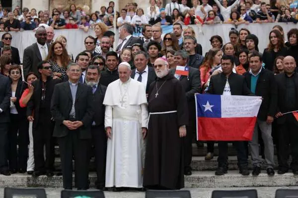 Il Papa con un gruppo di fedeli cileni |  | Daniel Ibanez CNA