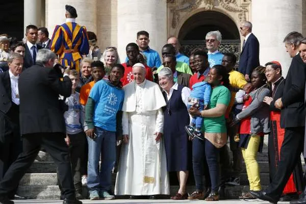 Il Papa con un gruppo di partecipanti a Share the Journey |  | Daniel Ibanez CNA