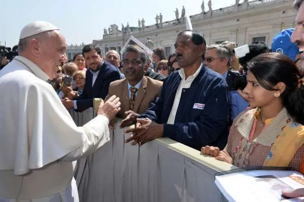 Papa Francesco saluta i familiari di Asia Bibi al termine di una udienza generale nel 2015 | © Service Photo Vatican - SFV