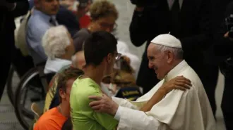 La denuncia di Papa Francesco: "La vita umana oggi è violata in modi brutali"